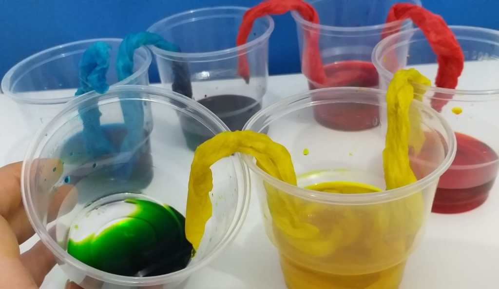 corantes azul, amarelo e vermelho e os outros três contêm água colorida verde, preta e laranja pela mistura dos corantes.