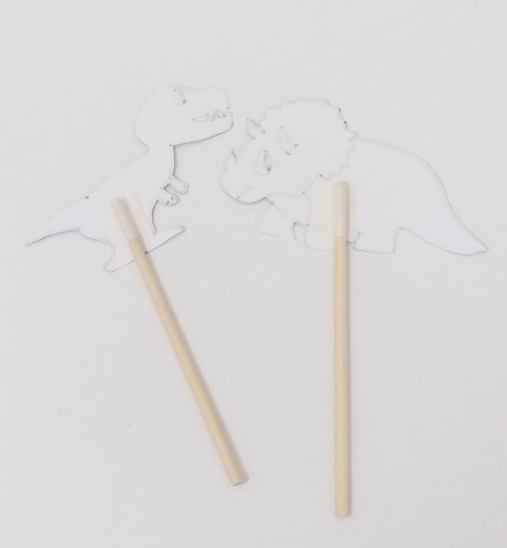 Imagem em que aparecem dois recortes de dinossauros em papel, colados cada um em um palito