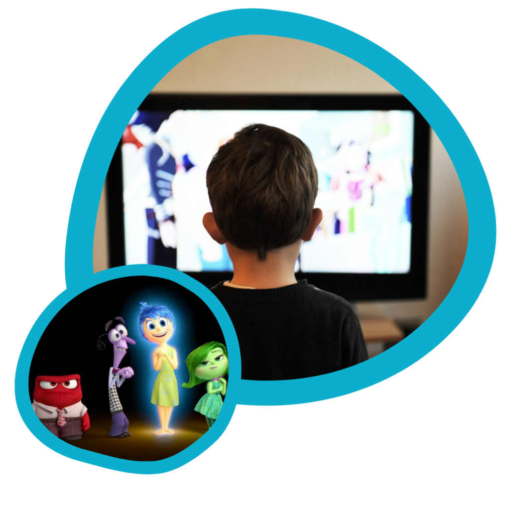 Duas imagens dentro de molduras ovais azuis: à esquerda, uma cena do filme Divertida Mente e, à direita, a foto de um menino diante de uma tela de TV.