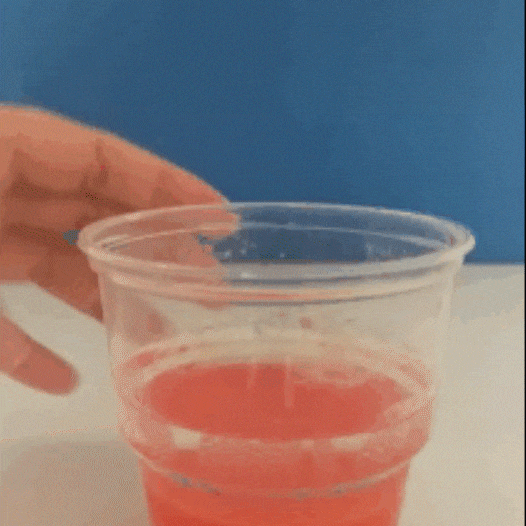 Imagem animada de um experimento de extração de DNA do morango. 
