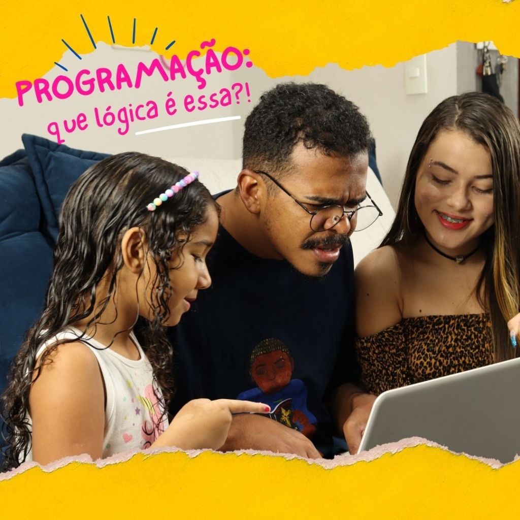 Uma foto ao centro com uma moldura amarela nas partes superior e inferior e um título escrito "Programação: que lógica é essa?". Na foto, uma família com duas crianças, meninas, e um homem mexendo num computador, onde as crianças estão ensinando alguma coisa olhando para a tela.
